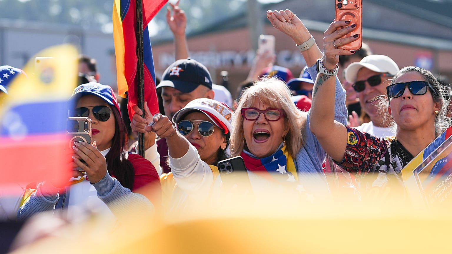 La gente se reúne para celebrar la destitución del presidente venezolano Nicolás Maduro, el domingo 4 de enero de 2026, en Katy, Texas.