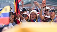 La gente se reúne para celebrar la destitución del presidente venezolano Nicolás Maduro, el domingo 4 de enero de 2026, en Katy, Texas.