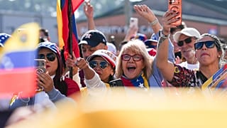 La gente se reúne para celebrar la destitución del presidente venezolano Nicolás Maduro, el domingo 4 de enero de 2026, en Katy, Texas.