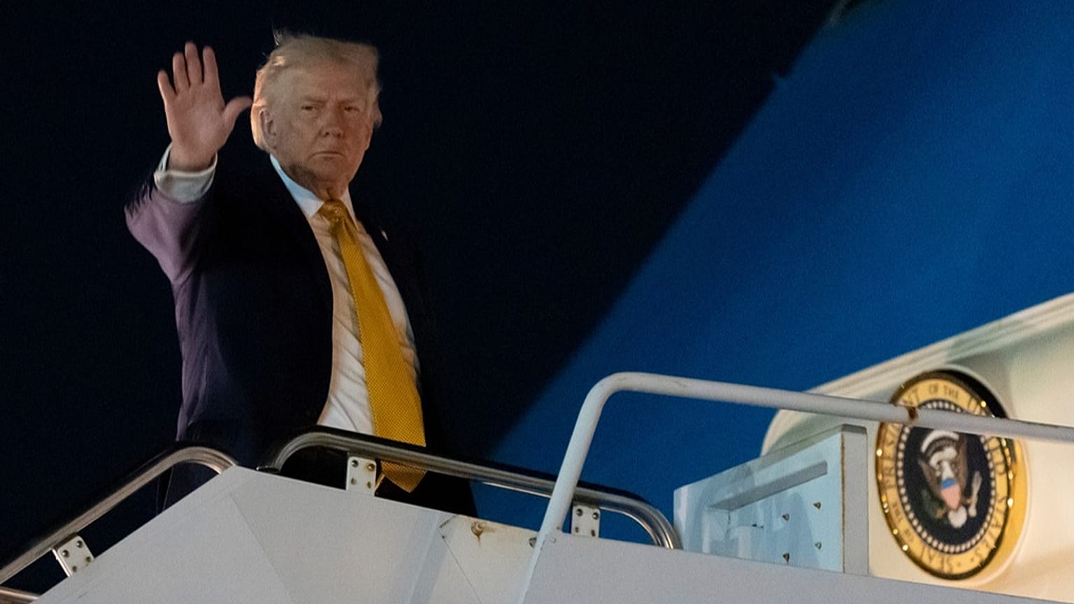 Le président Donald Trump part à bord d'Air Force One de l'aéroport international de Palm Beach, à West Palm Beach, en Floride, dimanche 4 janvier 2026.