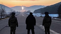  Kim Jong Un, füze denemesini izlerken