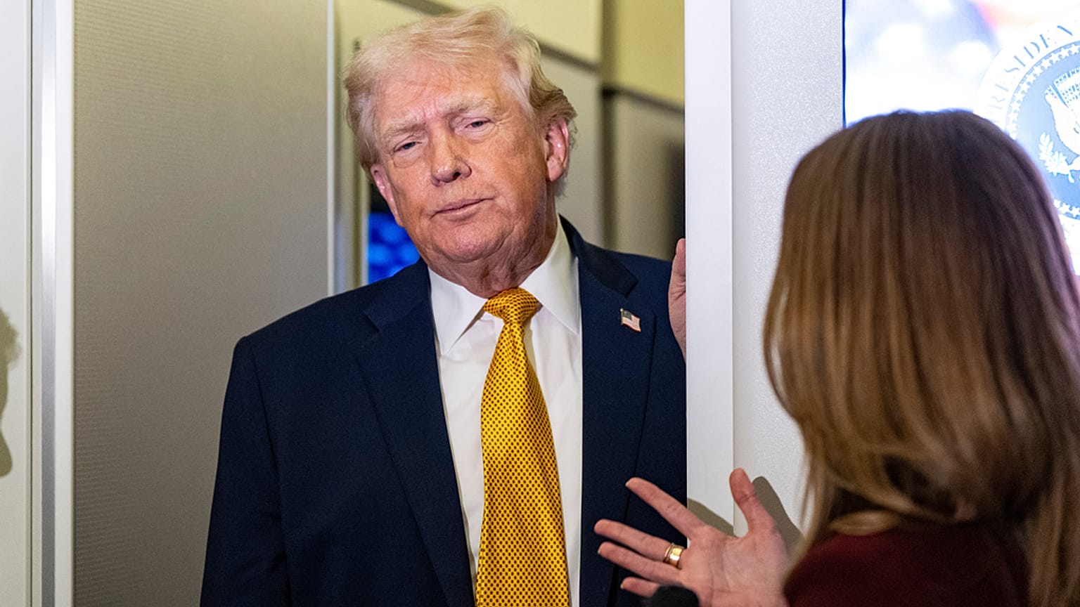 ترامب يتحدث إلى الصحافيين على متن طائرة الرئاسة أثناء عودته إلى قاعدة أندروز، 4 كانون الثاني 2026.