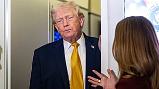 ترامب يتحدث إلى الصحافيين على متن طائرة الرئاسة أثناء عودته إلى قاعدة أندروز، 4 كانون الثاني 2026.