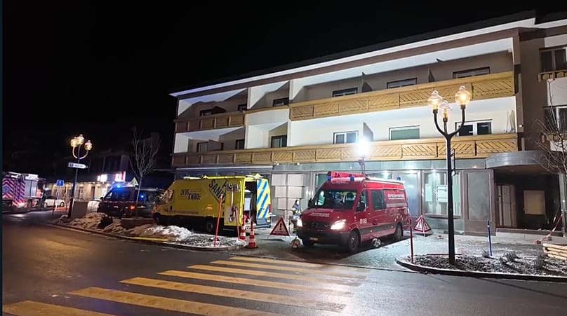 Socorristas en la zona donde se declaró un incendio que dejó muertos y heridos, durante la celebración de Año Nuevo, en Crans-Montana, Alpes suizos, Suiza, jueves, 1 de enero de 2026.