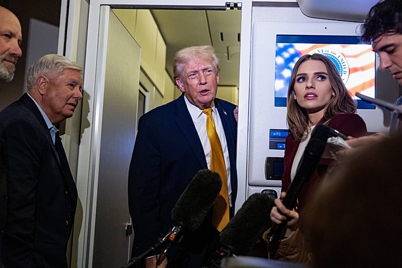 Le président américain Donald Trump s'adresse aux journalistes à bord d'Air Force One, le dimanche 4 janvier 2026, alors qu'il rentre à la base militaire d'Andrews