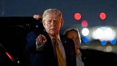 Il presidente Donald Trump parte a bordo dell’Air Force One dall’aeroporto internazionale di Palm Beach, domenica 4 gennaio 2026, a West Palm Beach, in Florida.