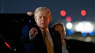 Il presidente Donald Trump parte a bordo dell’Air Force One dall’aeroporto internazionale di Palm Beach, domenica 4 gennaio 2026, a West Palm Beach, in Florida.