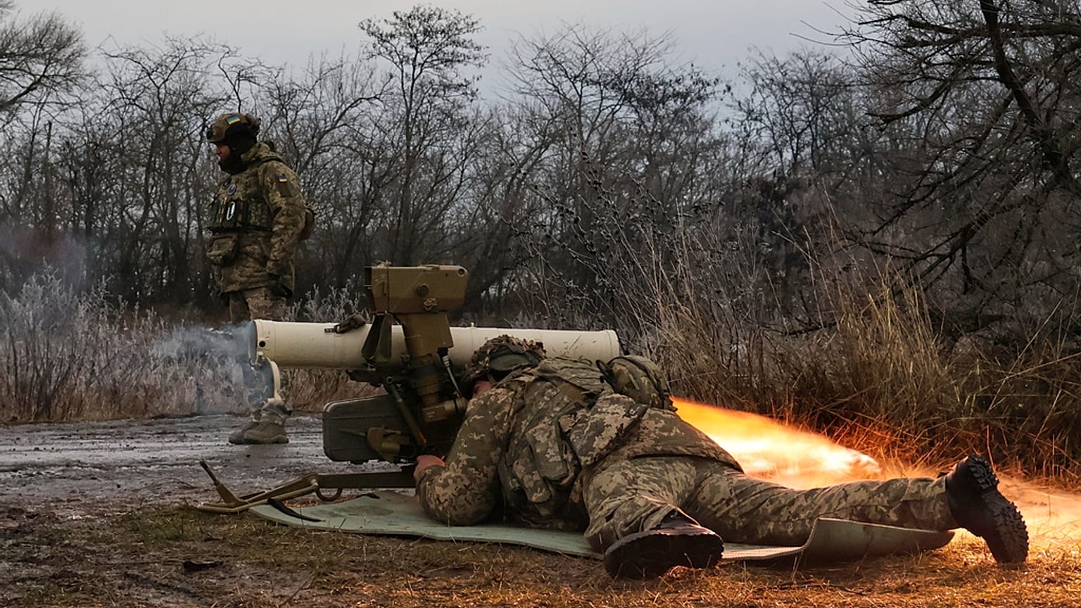 جنود أوكرانيون يطلقون صاروخًا مضادًا للدبابات أثناء تمرين قرب خط المواجهة في زابوريجيا، 4 يناير 2026.