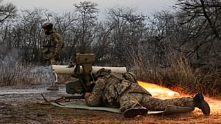 جنود أوكرانيون يطلقون صاروخًا مضادًا للدبابات أثناء تمرين قرب خط المواجهة في زابوريجيا، 4 يناير 2026.