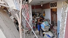Jonathan Mayoral hilft Verwandten beim Aufräumen ihrer Wohnung. Bewohner berichten von Schäden durch US-Militäreinsätze zur Festnahme von Venezuelas Präsident Nicolás Maduro.