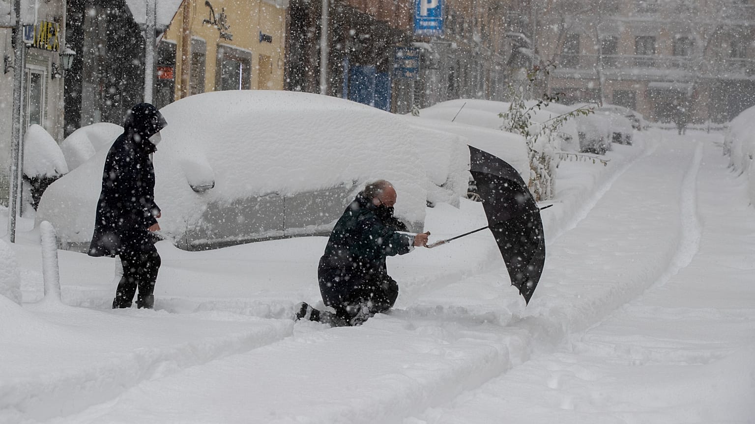 Un hombre resbala y cae al cruzar la calle durante una fuerte nevada en el centro de Madrid, España, el sábado 9 de enero de 2021.