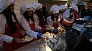 Varios voluntarios preparan y distribuyen roscón de Reyes un día antes de la Cabalgata, el 4 de enero de 2023, en la ciudad de Pamplona, Navarra.