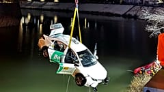 Ein Bolt-Personenwagen stürzte in der Nähe von Mosty Mieszczanskie in Wrocław in die Oder. 