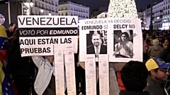 Demonstrierende halten Plakate: für Edmundo González, gegen Delcy Rodríguez als neue Präsidentin Venezuelas.