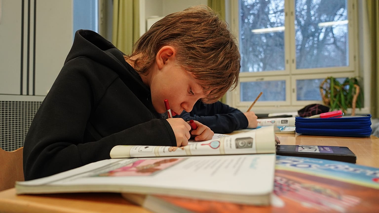 Ilo Lindgren, 10 ans, élève de quatrième année, travaille pendant un cours d’éducation aux médias à l’école primaire de Tapanila, à Tapanila, en Finlande.