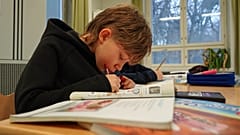 Zehn Jahre alt und in der vierten Klasse. Ilo Lindgren arbeitet im Medienkompetenz-Unterricht an der Grundschule Tapanila in Tapanila, Finnland.