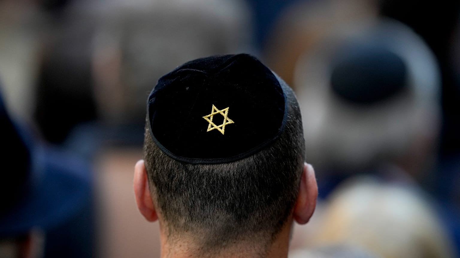 Une personne juive portant la kippa, le jeudi 18 juillet 2024, à Buenos Aires.
