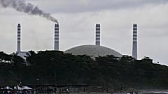 FILE - Το διυλιστήριο El Palito υψώνεται πάνω από μια παραλία στο Puerto Cabello της Βενεζουέλας. 21 Δεκεμβρίου 2025. 