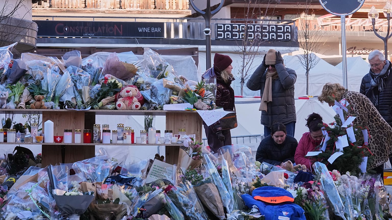 Fiori per le vittime dell'incendio di Crans-Montana