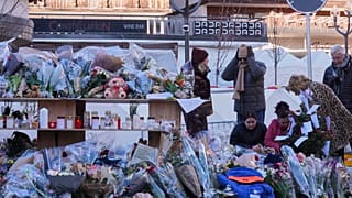 Fiori per le vittime dell'incendio di Crans-Montana