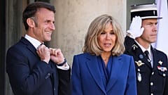 DATEI: Der französische Präsident Emmanuel Macron und seine Frau Brigitte Macron warten auf den ukrainischen Präsidenten Volodymyr Zelenskyy und seine Frau Olena Zelenska, in Paris, 7. Juni 2024