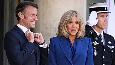 Le président français Emmanuel Macron et son épouse Brigitte attendent le président ukrainien Volodymyr Zelensky et son épouse Olena Zelenska, à Paris, le 7 juin 2024