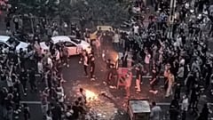 صورة أرشيفية - إيرانيون يحتجون على وفاة الشابة مهسا أميني، البالغة من العمر 22 عامًا، بعد اعتقالها من قبل شرطة الآداب، في طهران، 20 سبتمبر/أيلول 2022. 