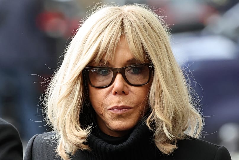 Brigitte Macron arrive avant la cérémonie devant le bar "La Belle Équipe", le jeudi 13 novembre 2025 à Paris, dans le cadre des cérémonies du 10e anniversaire des attentats