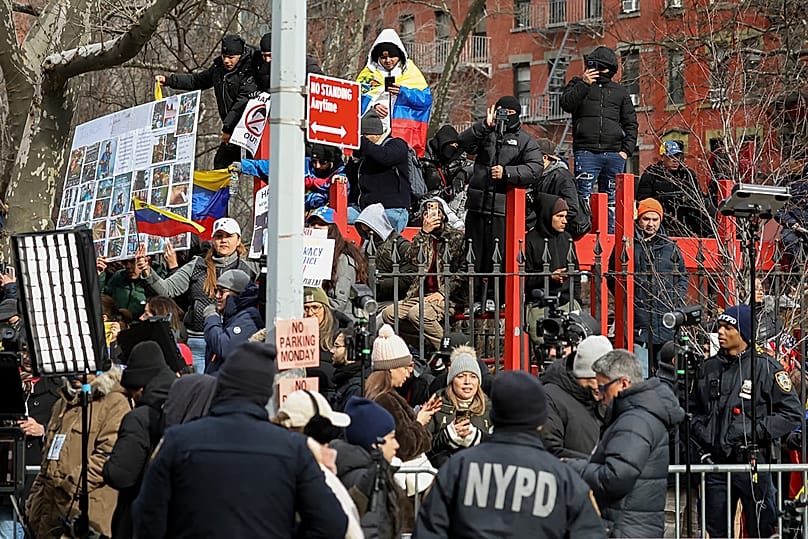 Menschen protestieren vor dem Bundesgericht in Manhattan vor der Anklageverlesung des venezolanischen Präsidenten Nicolás Maduro, am 5. Januar 2026.