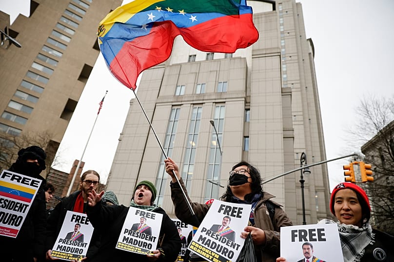 Pessoas protestam em frente ao Tribunal Federal de Manhattan antes da audiência preliminar do presidente venezuelano Nicolás Maduro. 