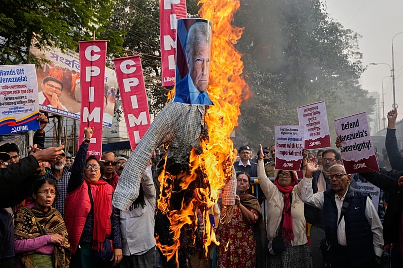 Aktywiści Komunistycznej Partii Indii (marksistowsko-leninowskiej) Wyzwolenie palą kukłę Donalda Trumpa w Kalkucie, 5 stycznia 2026 r.
