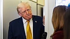 US-Präsident Donald Trump sprach an Bord der Air Force One mit Reportern. Es war Sonntag, dem vierten Januar 2026, auf dem Rückflug nach Joint Base Andrews, Maryland.