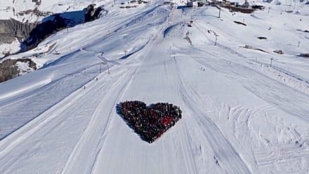Skiers form heart to honour victims of deadly Crans-Montana fire