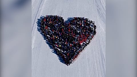 Crans-Montana e la comunità dello sci rendono omaggio a tutte le vittime, ai soccorritori e al personale sanitario in un video dell'ufficio turistico su Instagram