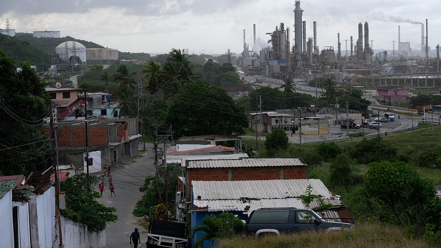 Die Raffinerie El Palito erhebt sich über Puerto Cabello, Venezuela, Sonntag, 21. Dezember 2025. (AP Photo/Matias Delacroix)