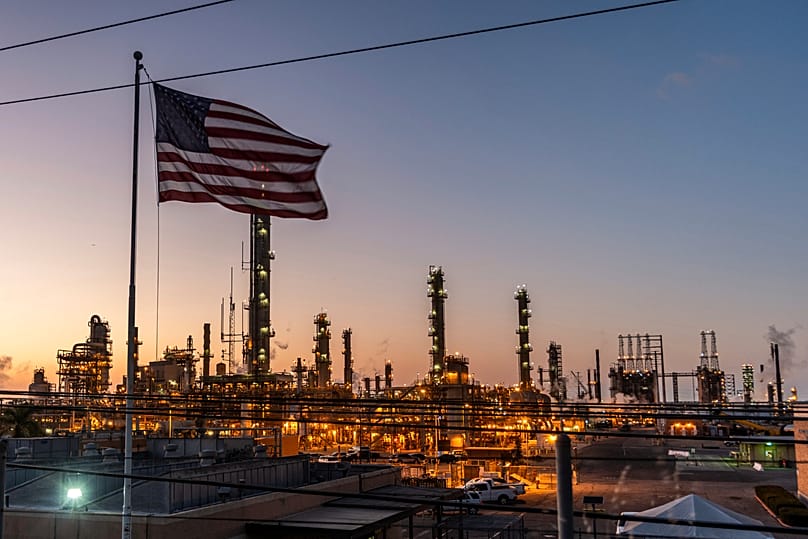 Eine Flagge weht über einem Raffineriekomplex in Carson, Kalifornien. (AP Foto/Damian Dovarganes)