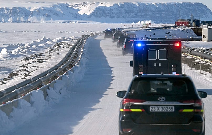 Le cortège du vice-président JD Vance traverse la base spatiale de Pituffik lors d'une visite guidée. le 28 mars 2025