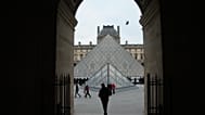 L'entrée du musée du Louvre, mercredi 17 décembre 2025 à Paris. (AP Photo/Christophe Ena)