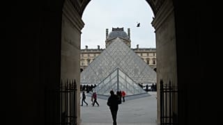 L'entrée du musée du Louvre, mercredi 17 décembre 2025 à Paris. (AP Photo/Christophe Ena)