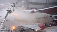 Winterwetter sorgt für Stress. Oft legt es den gesamten Flugverkehr für Tage lahm und Passagiere sitzen fest.