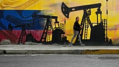 Venezuela'da bir sokakta petrol çıkaran makineleri tasvir eden bir duvar resmi