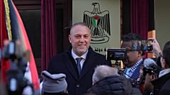 يقف حسام زملط، رئيس البعثة الفلسطينية في المملكة المتحدة، حاملاً اللوحة التذكارية في حفل افتتاح السفارة الفلسطينية في لندن، يوم الاثنين 5 يناير/كانون الثاني 2026.