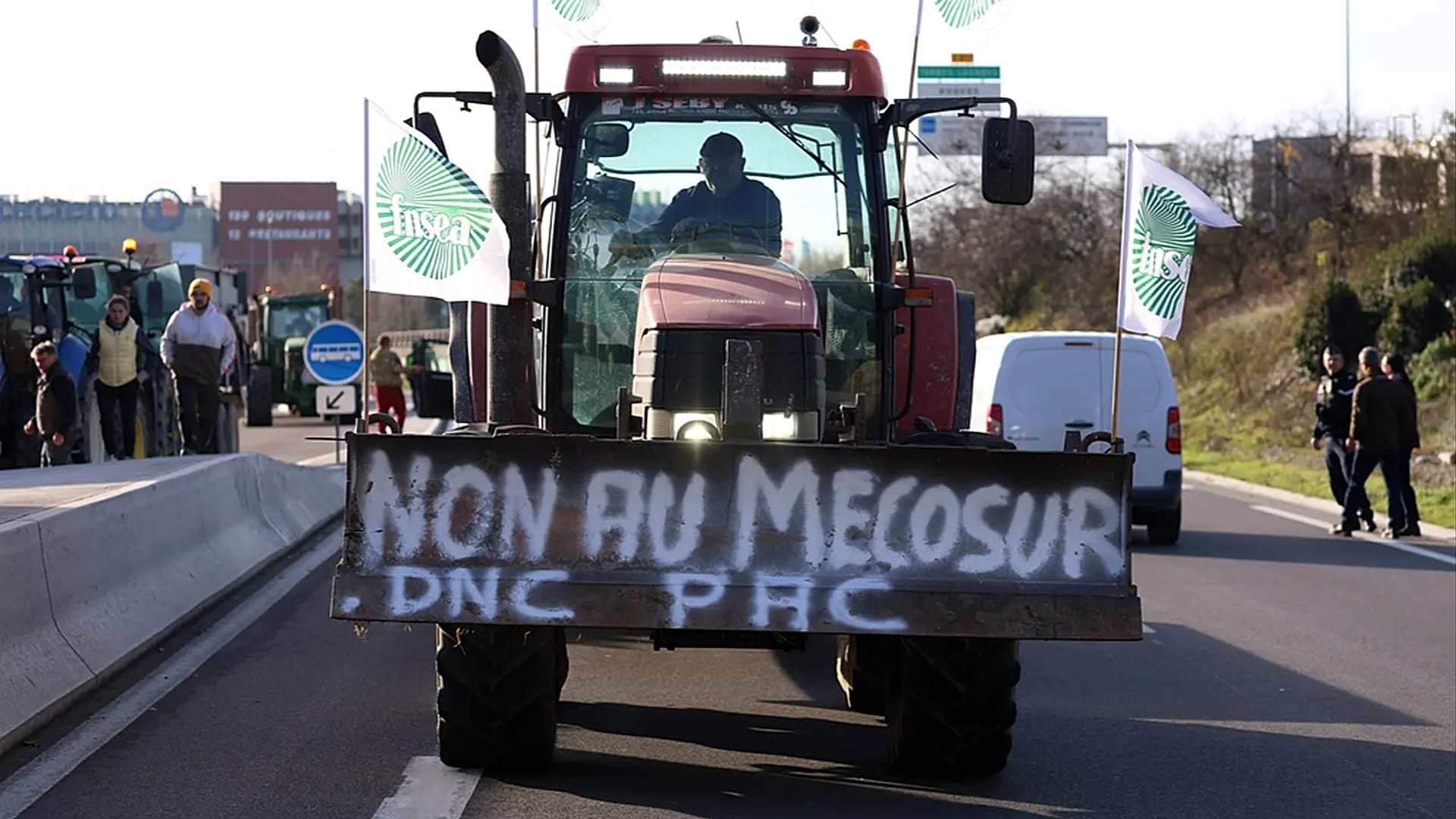 Un agriculteur français conduit son tracteur pour bloquer une route principale lors d'une manifestation contre l'accord commercial UE-Mercosur, le jeudi 18 décembre 2025