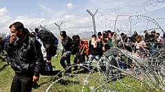 Migrantes caminan hacia un campo de registro y tránsito tras entrar en Macedonia desde Grecia, cerca de la ciudad de Gevgelija, en el sur de Macedonia, el domingo 6 de marzo de 2016. 