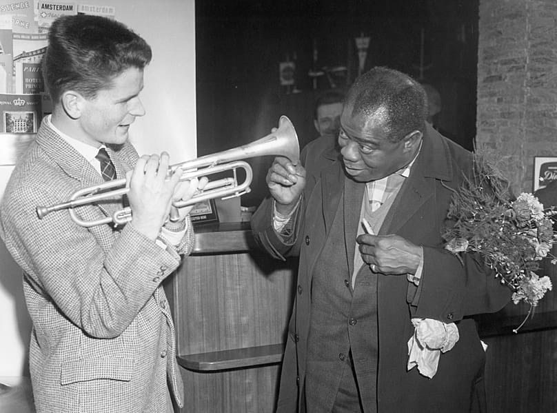 Louis Armstrong inszenierte bei seiner Ankunft in West-Berlin am 11. Februar 1959 eine Scheinkontrolle der Trompete eines jungen deutschen Studenten. 