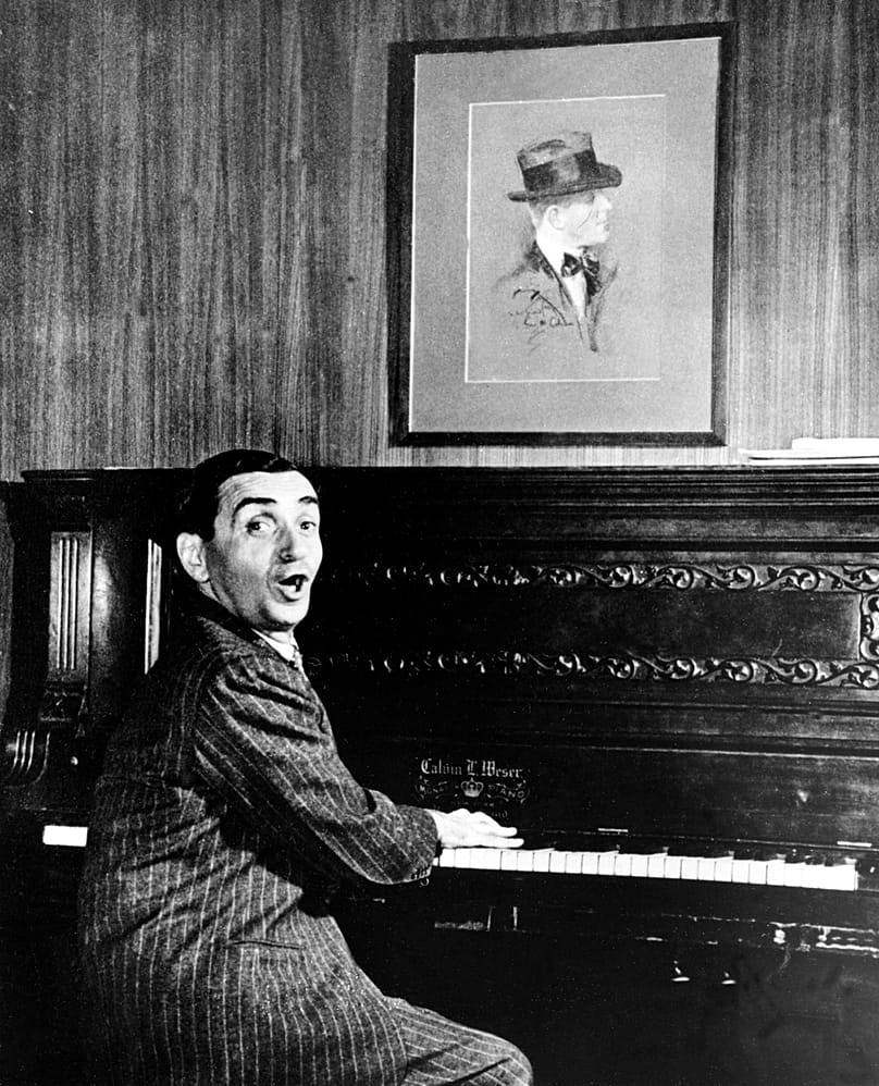 Der Songwriter Irving Berlin ist in den 1920er Jahren am Klavier zu sehen.