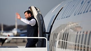 ΑΡΧΕΙΟ: Βανς εξέρχεται από την Air Force Two στην κοινή βάση Andrews στο Μέριλαντ, 16 Δεκεμβρίου 2025.