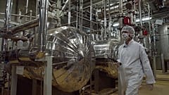 Ιρανός αξιωματούχος ασφαλείας με προστατευτική ενδυμασία περπατά σε τμήμα της εγκατάστασης μετατροπής ουρανίου λίγο έξω από την πόλη Ισφαχάν, 30 Μαρτίου 2005.