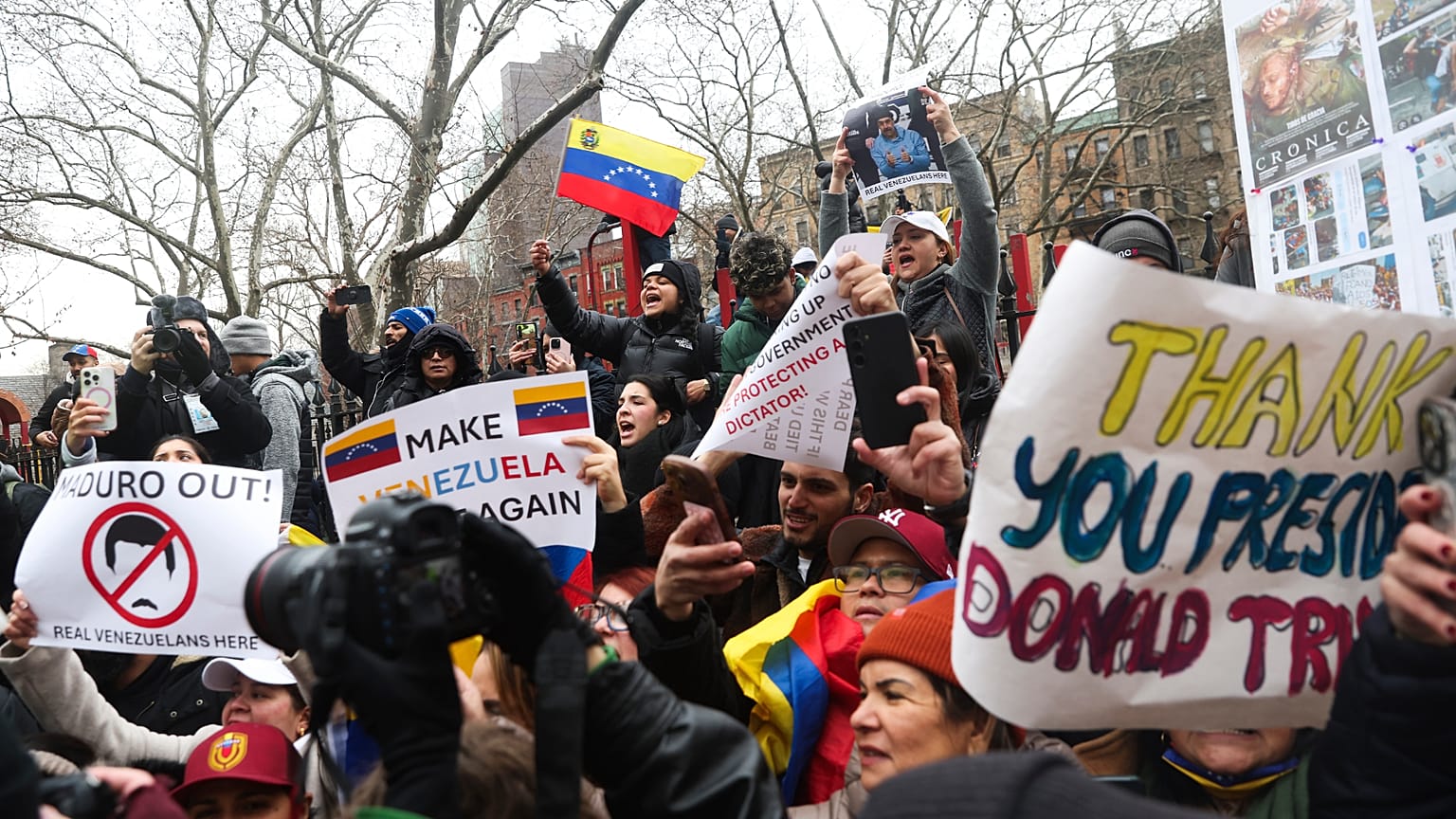 Manifestanti fuori dal tribunale federale di Manhattan prima dell'udienza preliminare del presidente venezuelano Nicolas Maduro (5 gennaio 2026)