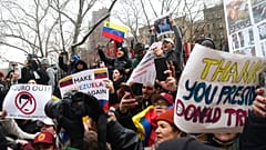 Manifestanti fuori dal tribunale federale di Manhattan prima dell'udienza preliminare del presidente venezuelano Nicolas Maduro (5 gennaio 2026)